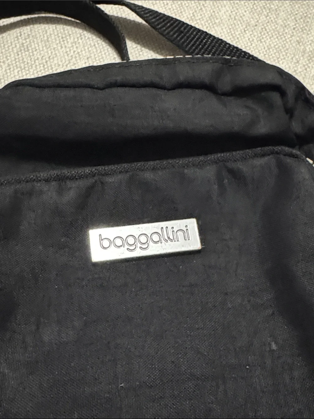 GUC Baggallini Mini Crossbody Bag-Black-Adj Strap-3 Compartment-Zip Top